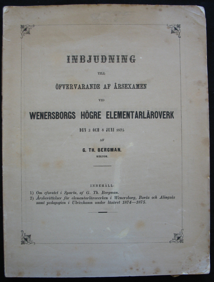 Häfte: ''Inbjudning till öfvervarande af årsexamen vid Wenersborgs högre elementarläroverk den 3 och 4 juni 1875'', av G. Th. Bergman, rektor.