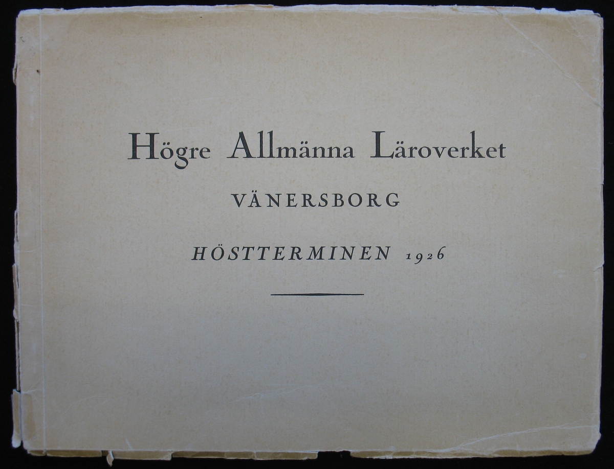 Häfte: ''Högre Allmänna Läroverket Vänersborg Höstterminen 1926.''

Skolkatalog med bilder från läroverkets alla klasser samt lärare år 1926.