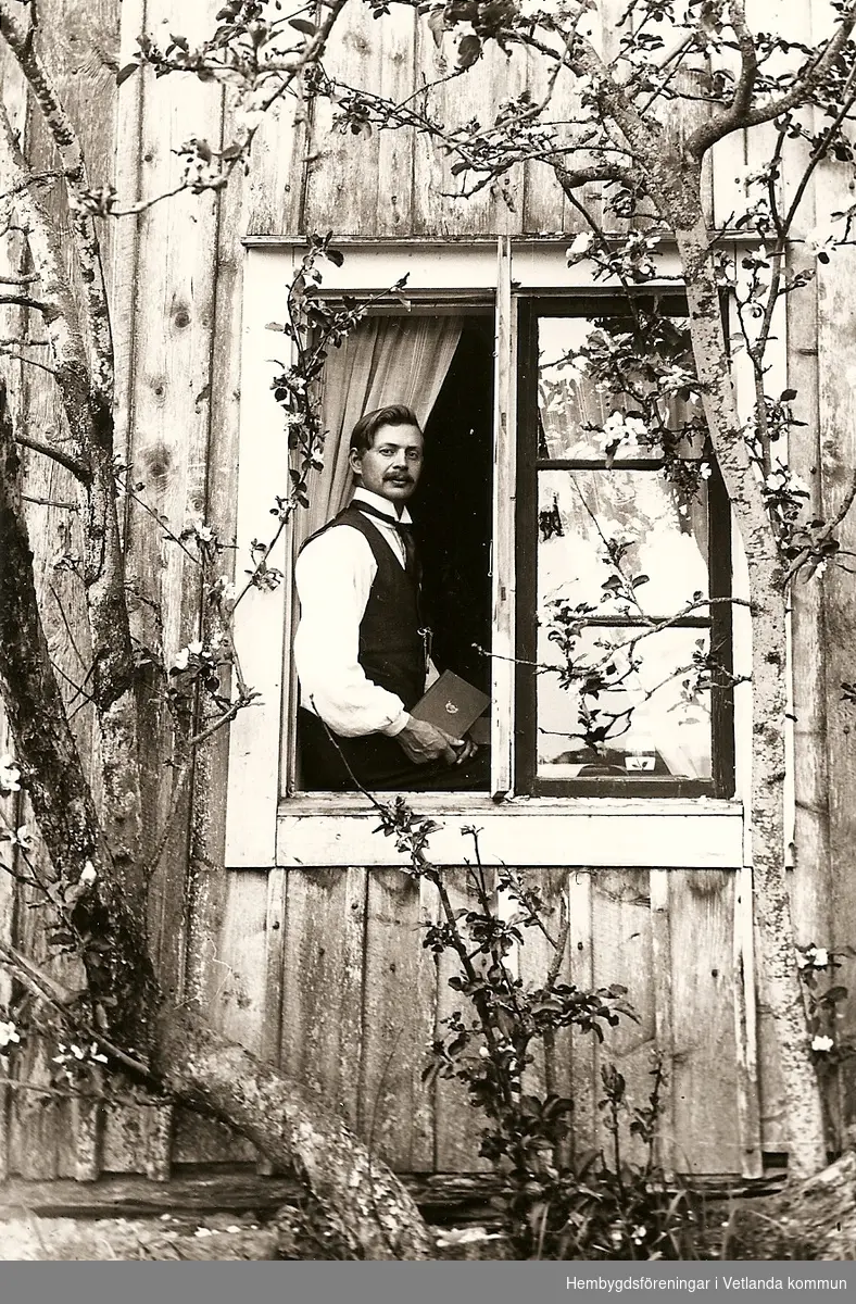 Anton Hansson sittande i ett fönster.
 
Fröderyds Hembygdsförening