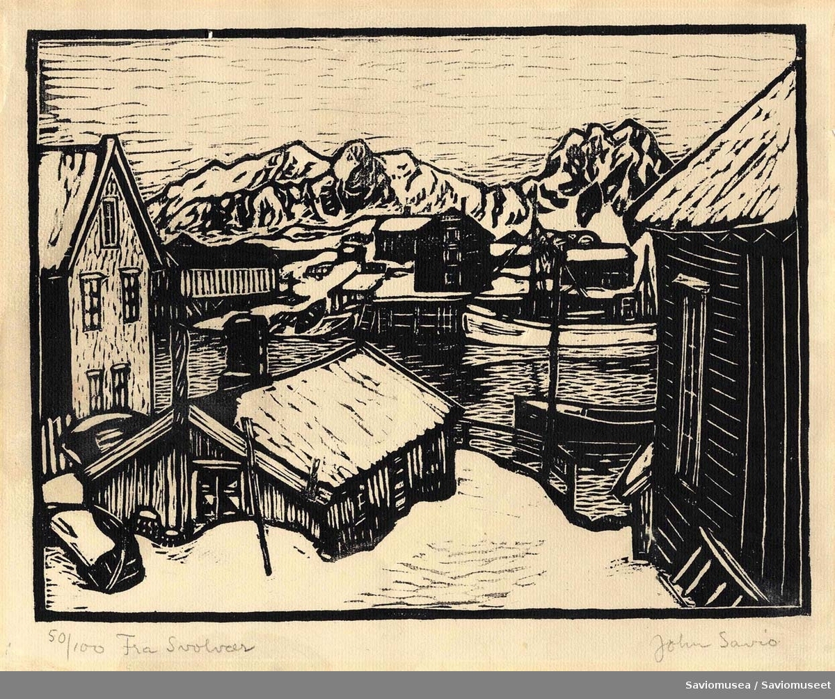 Vinterscene ffra Svolvær med trehusbebyggelse, fiskebåter i havna og fjell i bakgrunnen.