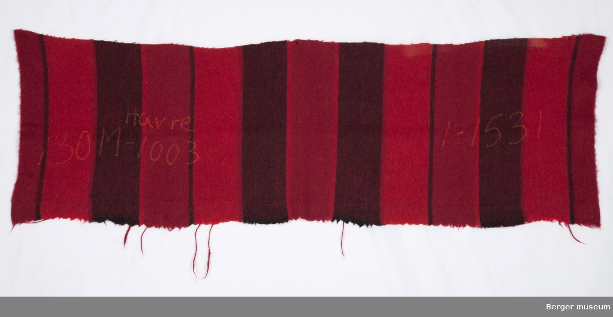 Rød, burgunder og svart striper med smale svarte og røde streker i mellom.