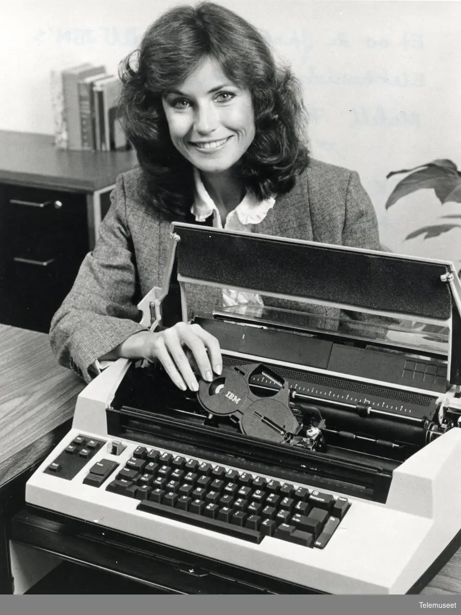7.0 IBM - Fotogafier OP - Skrivemaskin - Et av de første bildene av IBMs elektroniske skrivemaskin modell 75/175