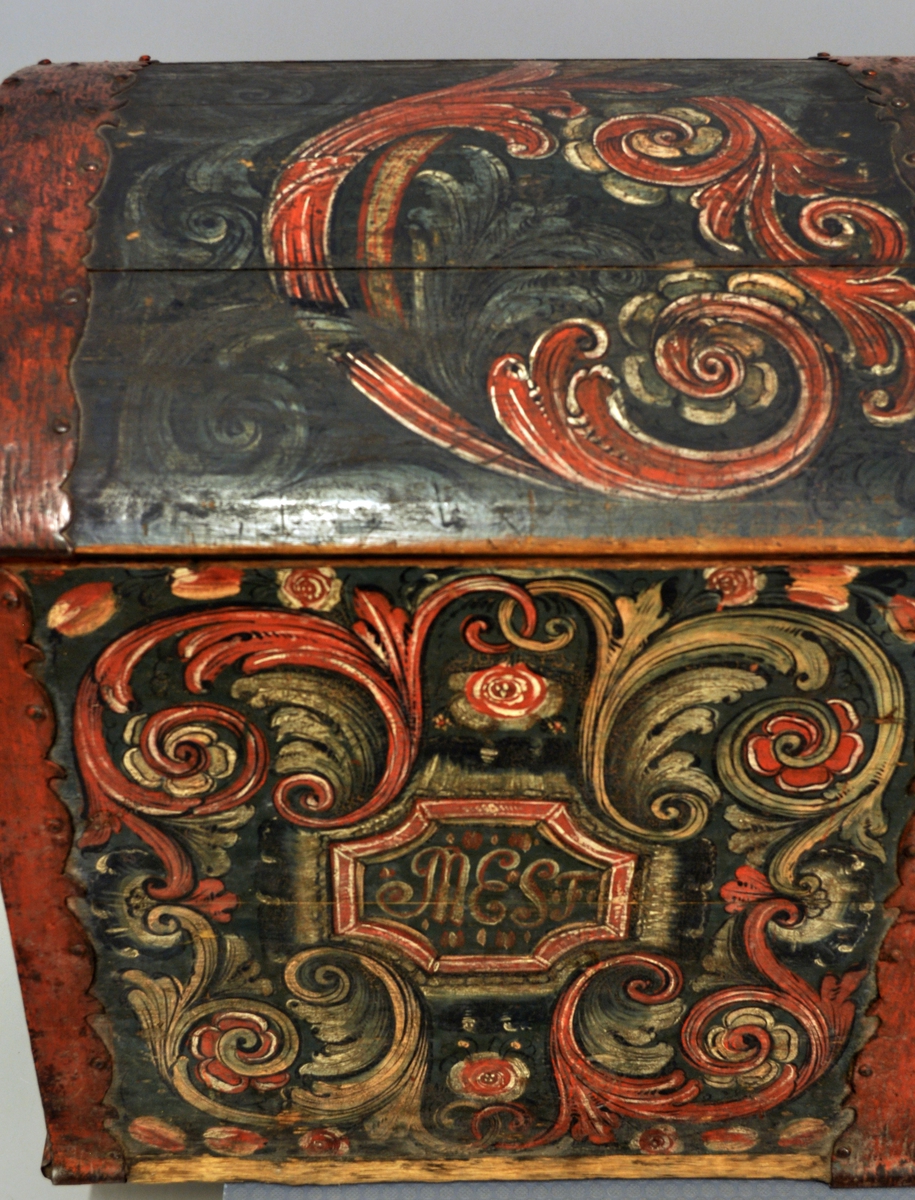 Fra protokoll: Kiste, rosemalt av Olav Hansson, paa forsiden 2 rammer, hvori: M.E.S.F. 1801; forövrigt bladark og roser.