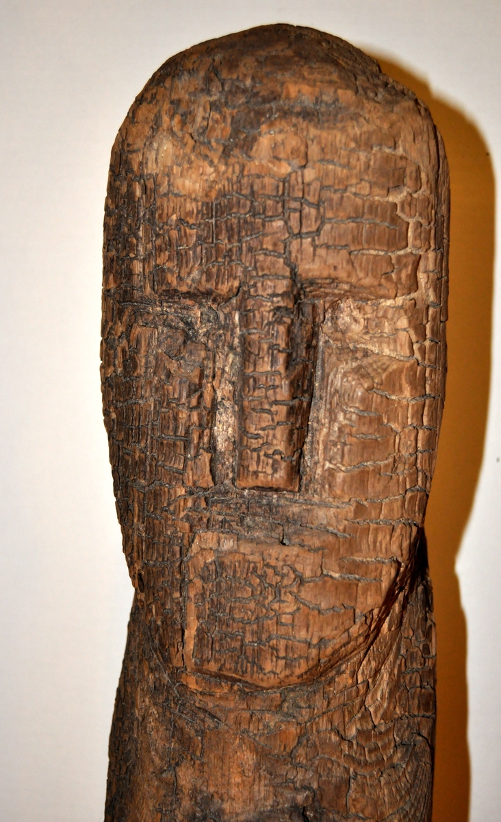 Form: Trestokk forma som menneskelignende figur. Tolket som gudebilde eller husgud. Har fått navnet "Flotubuguden" etter funnstedet.
