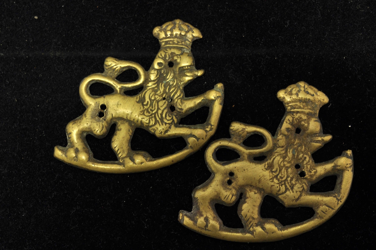 To løver med krone, vendt mot høyre.