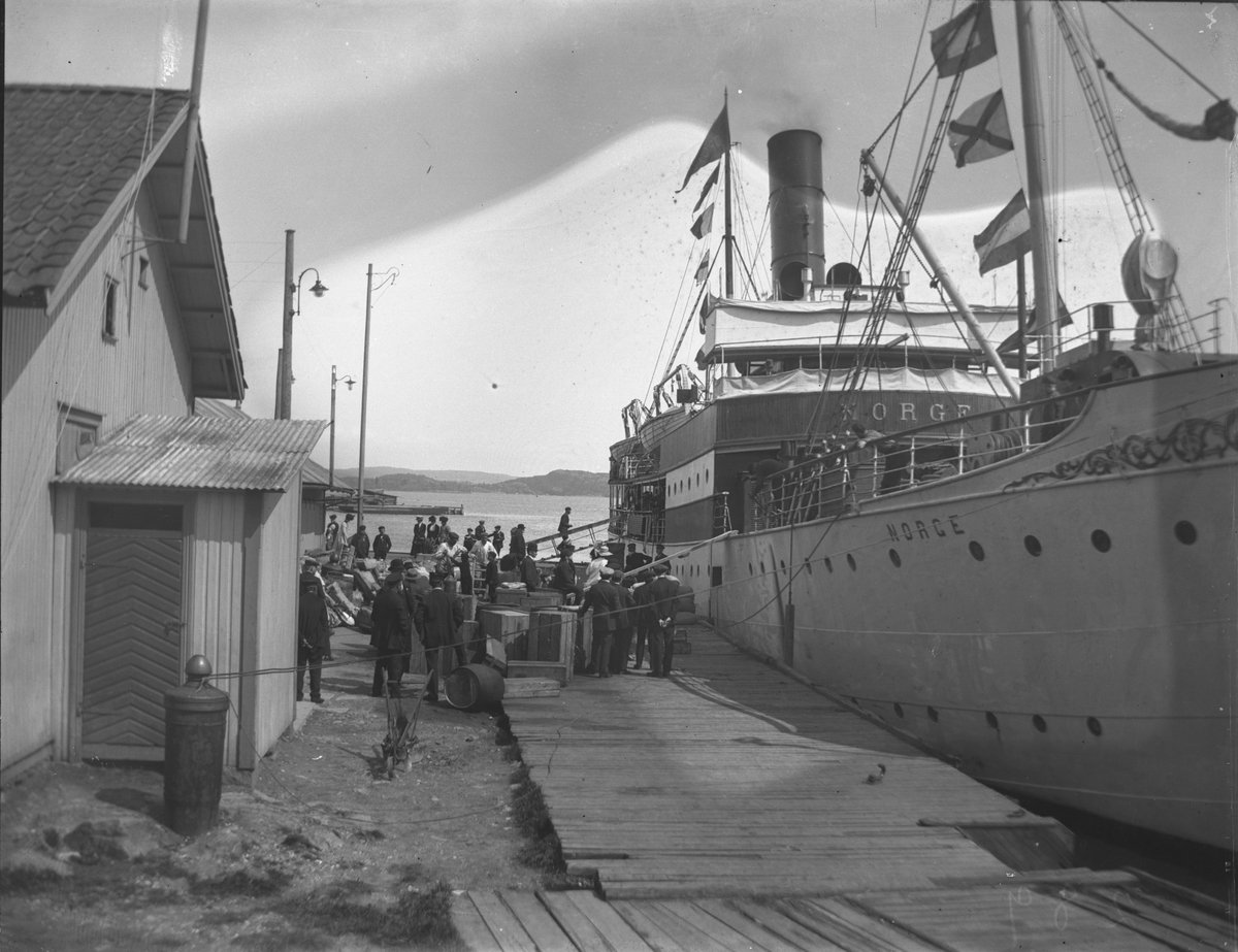 Dampskipsanløp. Kystbåten "Norge" ved kai i Kragerø, reisende på brygga ca 1916