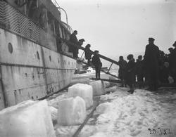 Ombordstigning i Kystbåten fra isen utenfor Øya 20/3-1917. K