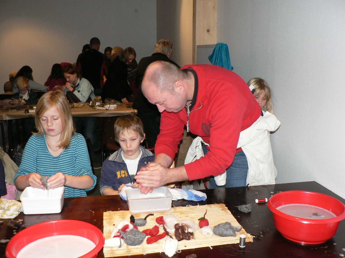 Juleverksted for barn på Berg-Kragerø Museum, 22.11.2007
Kragerø Husflidslag har syv stasjoner hvor barna lager ting.