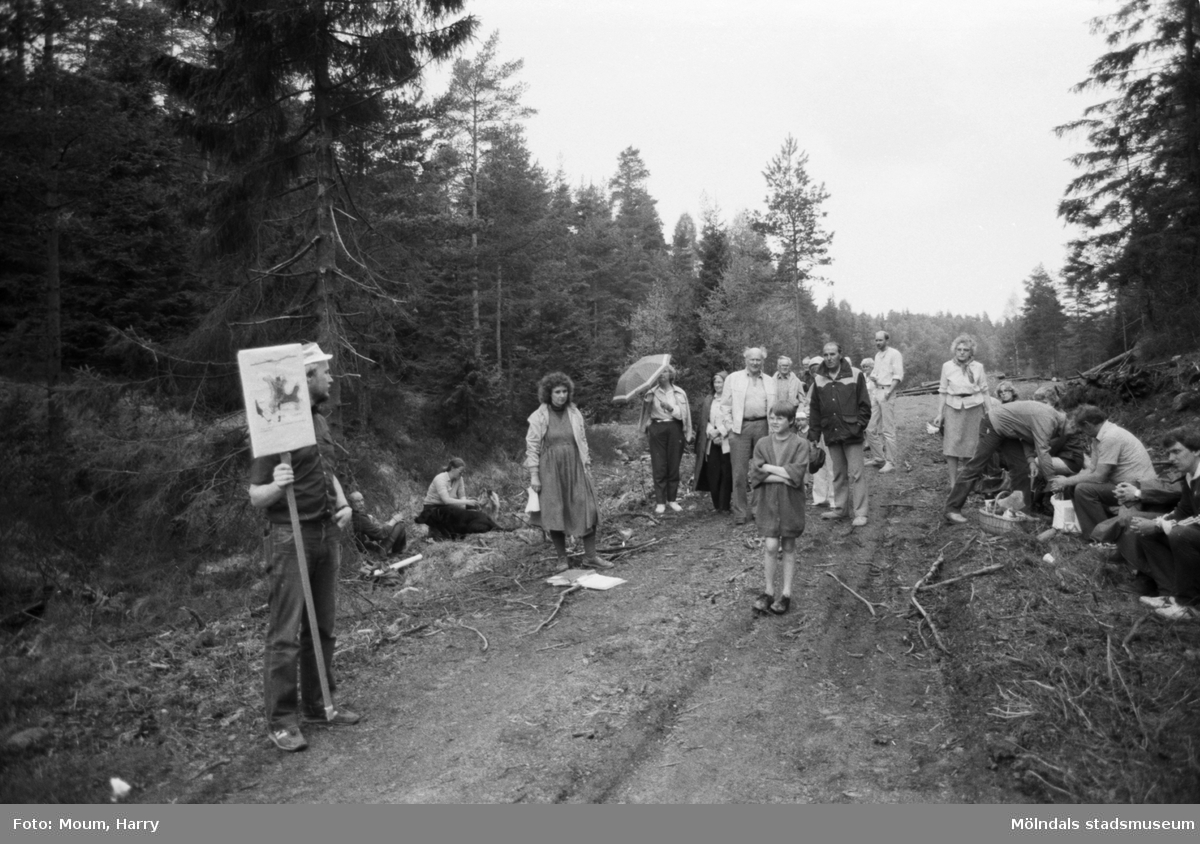 Vandring vid Mattjärn med Lindome hembygdsgille, år 1984. Kvinnan med lockigt brunt hår är Kajsa Karlsson.