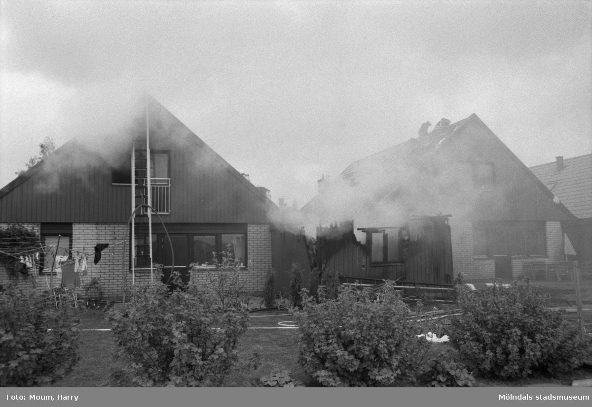 Eldsvåda på Diamantvägen i Lindome, år 1984. "Två villor antändes vid branden i Lindome."

För mer information om bilden se under tilläggsinformation.