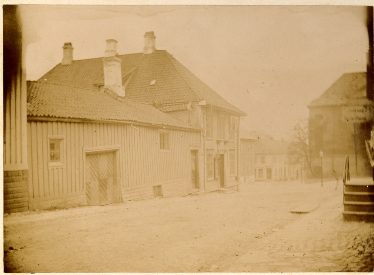 Serie bilder fra gamle Skien tatt før 1886