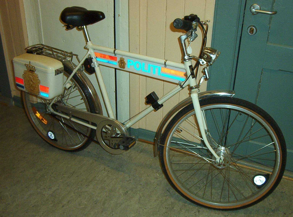 Sykkelen  har sykkelveske på høyre side av bagasjebæreren. I vesken ligger 5 nøkler og en del brosjyrer om å låse sykkelen.