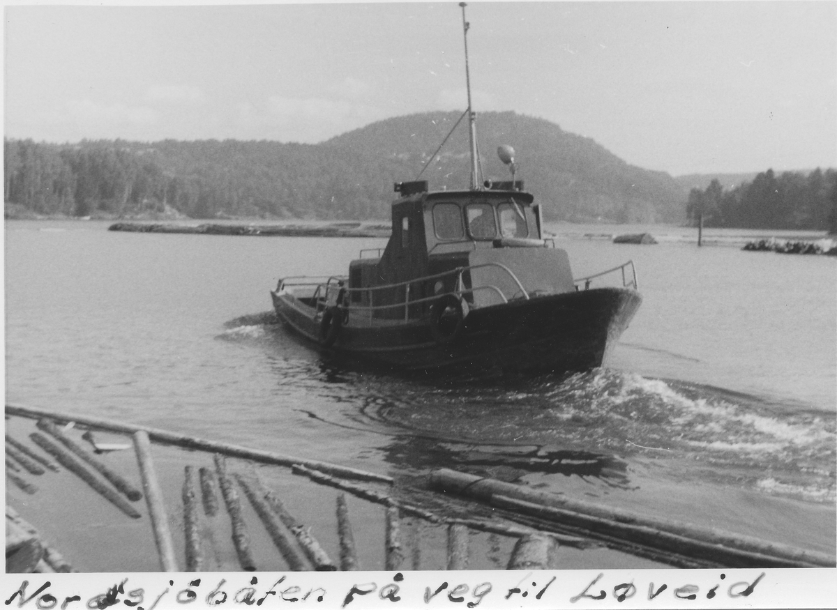 Slepebåten "Norsjøbåten" på veg til Løveid, Solum