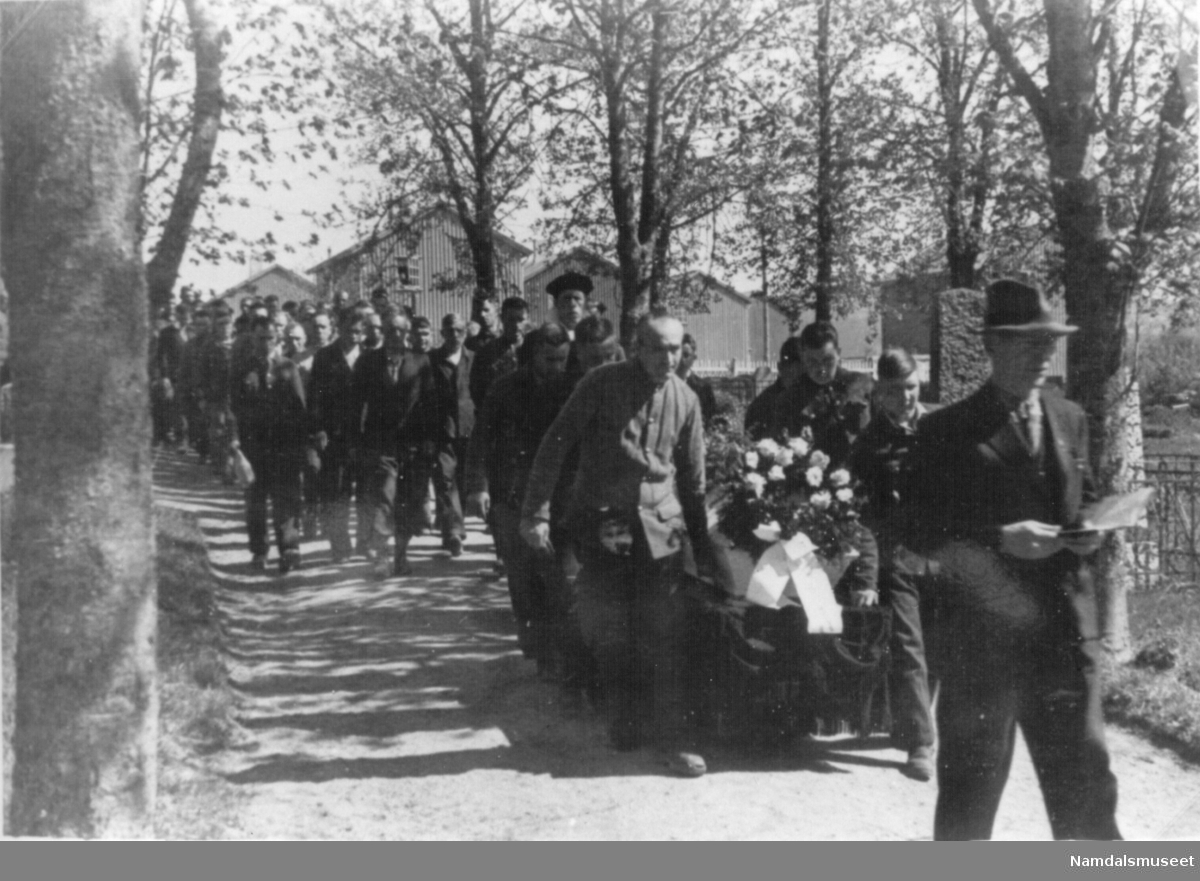 Namsos. Fra begravelsen av russeren som ble skutt på Bjørnstad av tyskerne etter kapitulasjonen.
