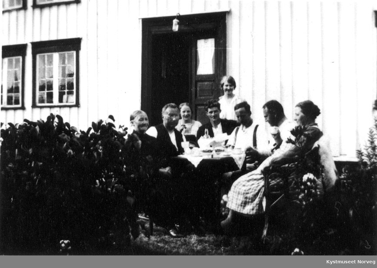"Eli på Moens" Konfirmasjonsdag i Lauvsnes. Fra venstre: Sofie Strøm, Ole Ribsskog, Sigrun Høstland, Toralf Strøm, Agnes Stamnes, Anton Høstland, Bernhof Ribsskog og Laura Høstland