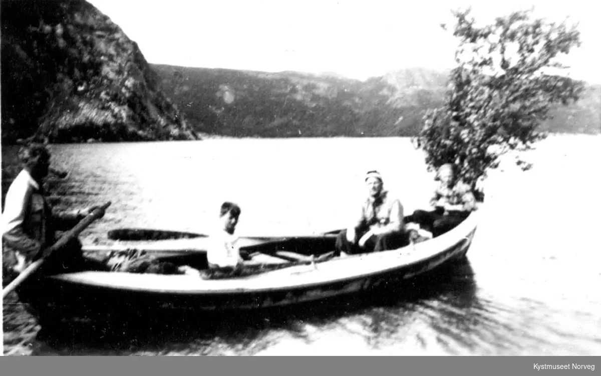 Arthur, Håvard, Johannes og Otmar Strøm på fisketur i en færing på Årfjordenbotnet i Flatanger