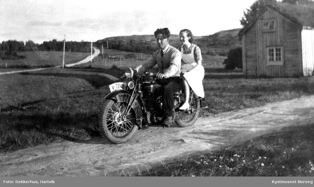 Arne Olsen og Pauline Dekkerhus på motorsykkel