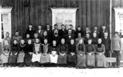 Konfirmanter på "Gammel prestgården" i Nærøy kommune. Preste