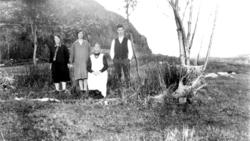 Alvilde Andreasdatter Johansen og tre av barna, Anna Johanse
