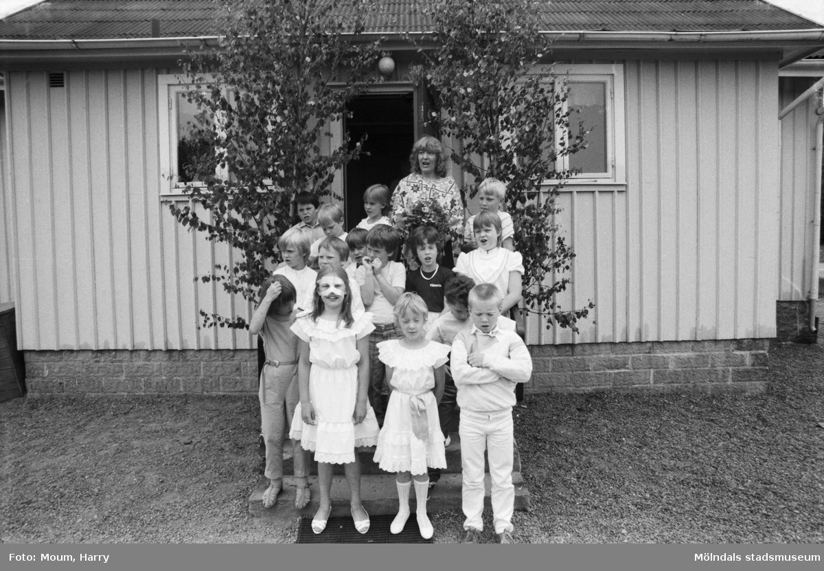 Skolavslutning på Hällesåkersskolan i Lindome, år 1984.

För mer information om bilden se under tilläggsinformation.