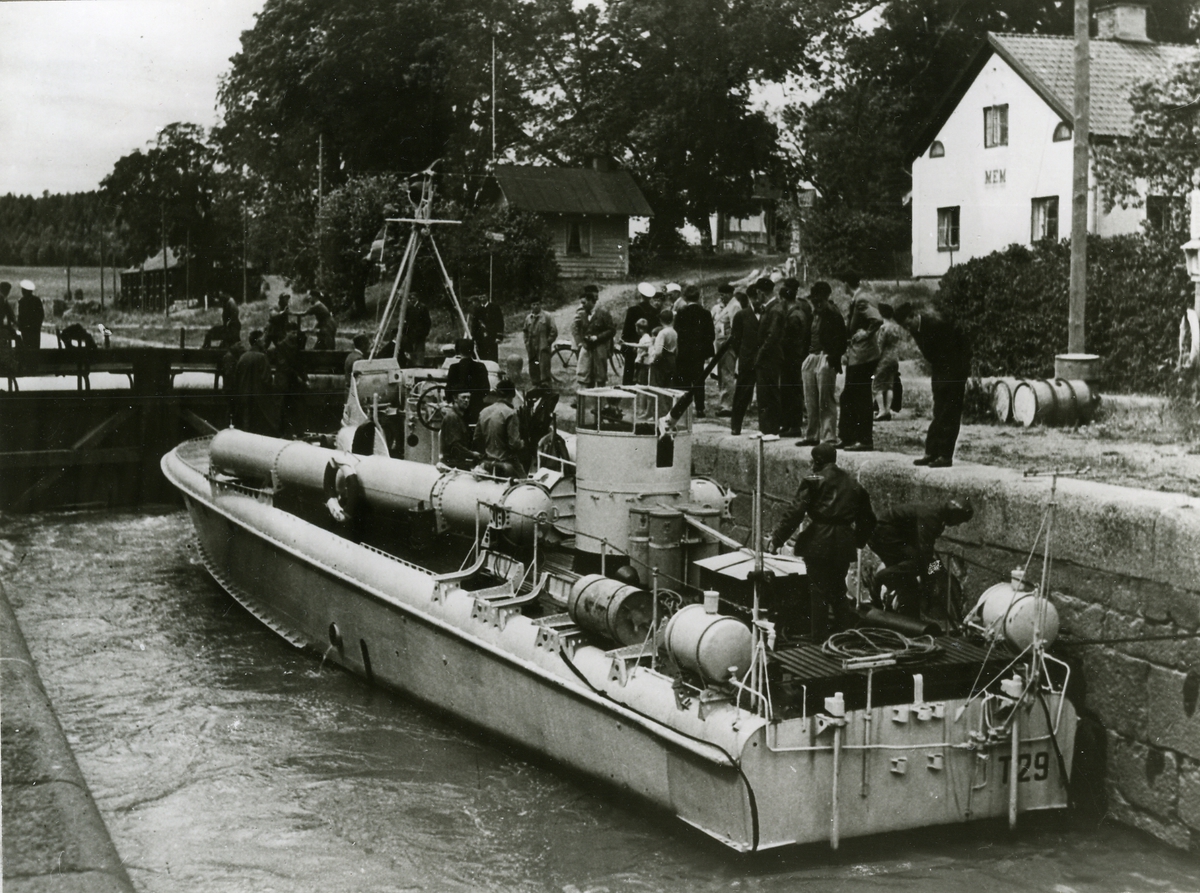 Motortorpedbåten T 29 vid propagandaturen på Vättern, juli 1947. Slussningen vid Mem.