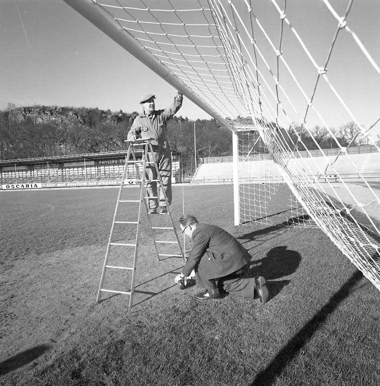 Ordningställande av fotbollsmål, Rimnersvallen, våren 1961