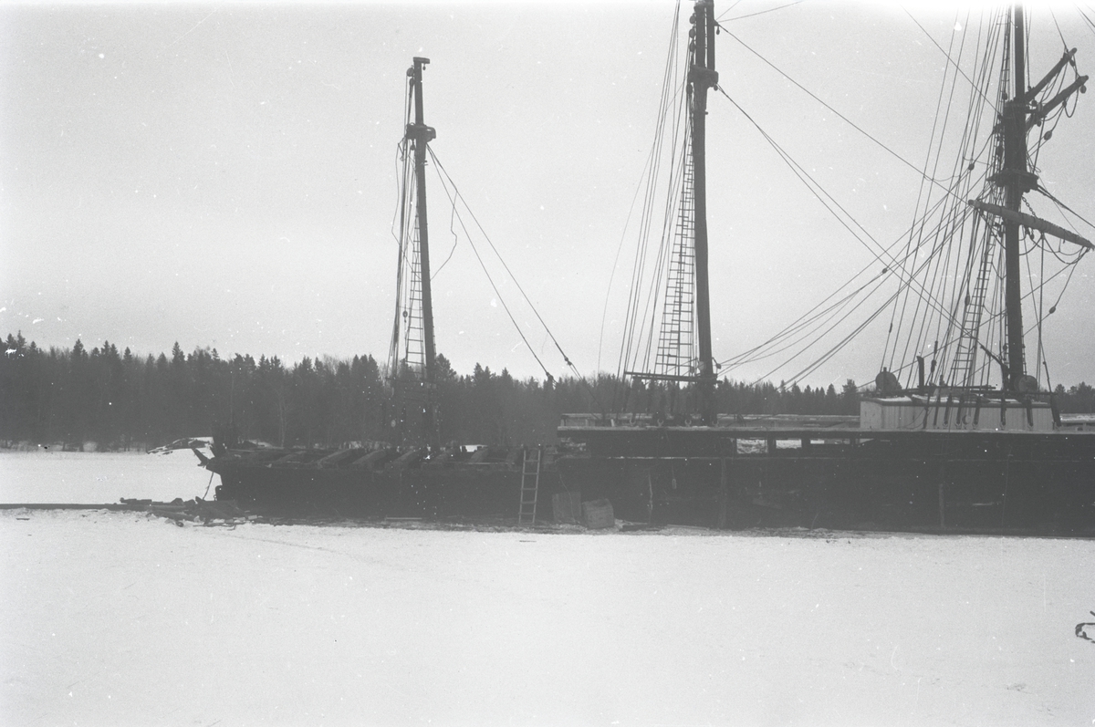 [från fotobeskrivningen:] "Upphuggning av 3-mastade skonertskeppet ZIBA AV KALMAR [sic] på Vätö, Uppland mars 1940."