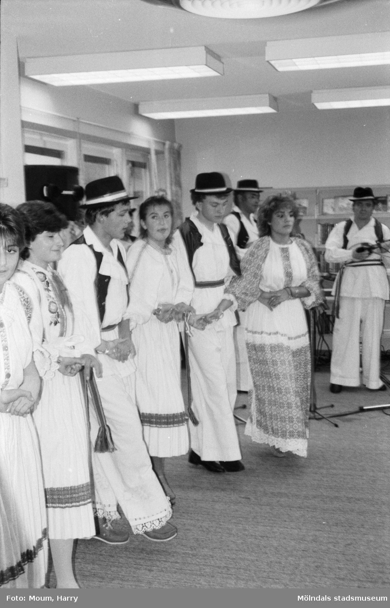 Invandrarfestival på Kållereds bibliotek, år 1984.

För mer information om bilden se under tilläggsinformation.