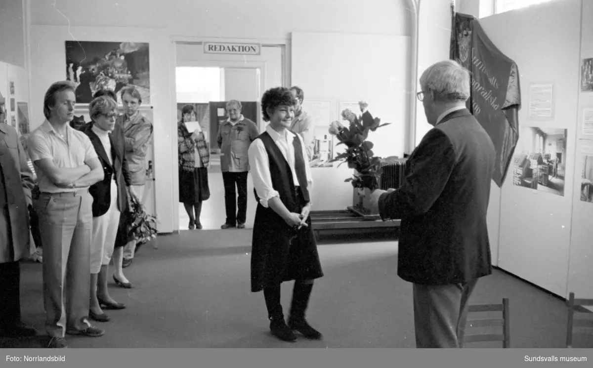 Invigning av utställningen "Tryckort Sundsvall" - en utställning om tryckerihistoria i Sundsvall arrangerad av Sundsvalls museum och Sundsvalls grafiska klubb, 7/5-28/8 1983. Det tryckta ordet 500 år. De tre sista bilderna visar en skärmutställning på postkontoret.