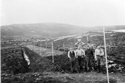 Gruppebilde av seks veiarbeidere på veianlegg i Bjarkøy.
