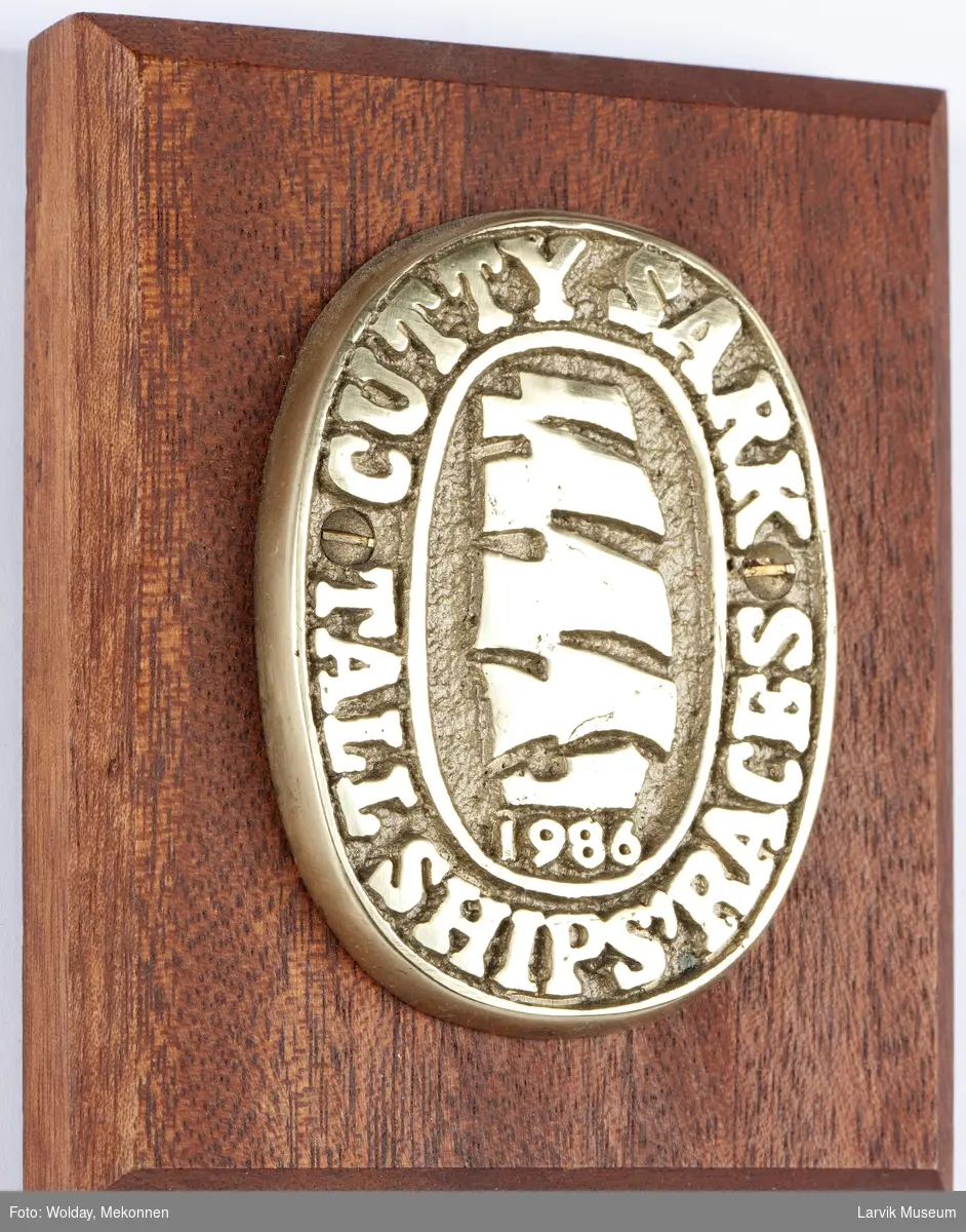Messingplakett for Cutty Sark på treplate, emblem CSTSR 1986