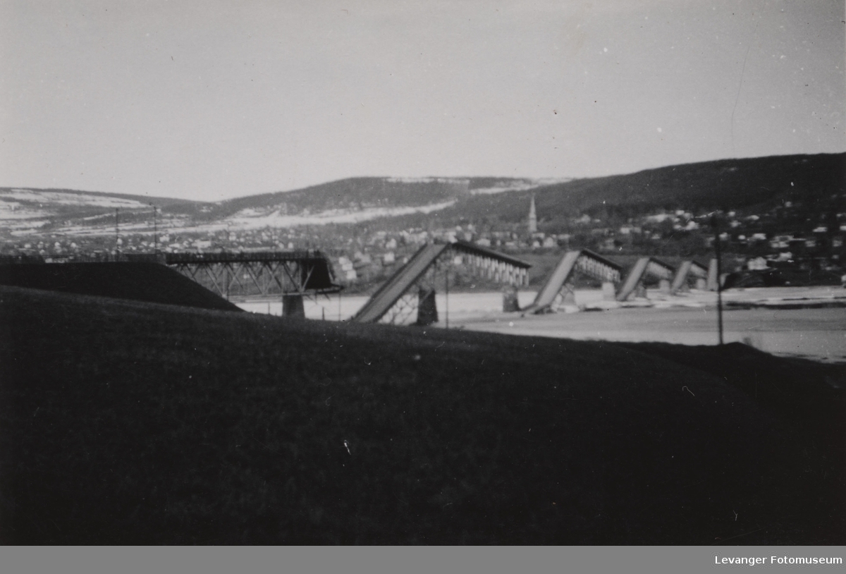 Vignesbrua i Lillehammer, sprengt av Norske soldater i 1940 for å hindre tyske styrker.