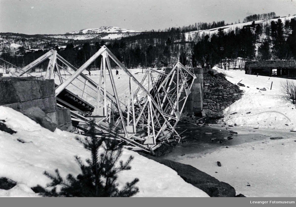 Graneng bru på Kvikne, den 27/4-40 etter den ble sprengt av norske styrker den 20/4-40
