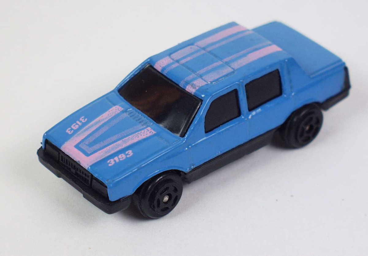 Blå lekebil i hard plast og metall.