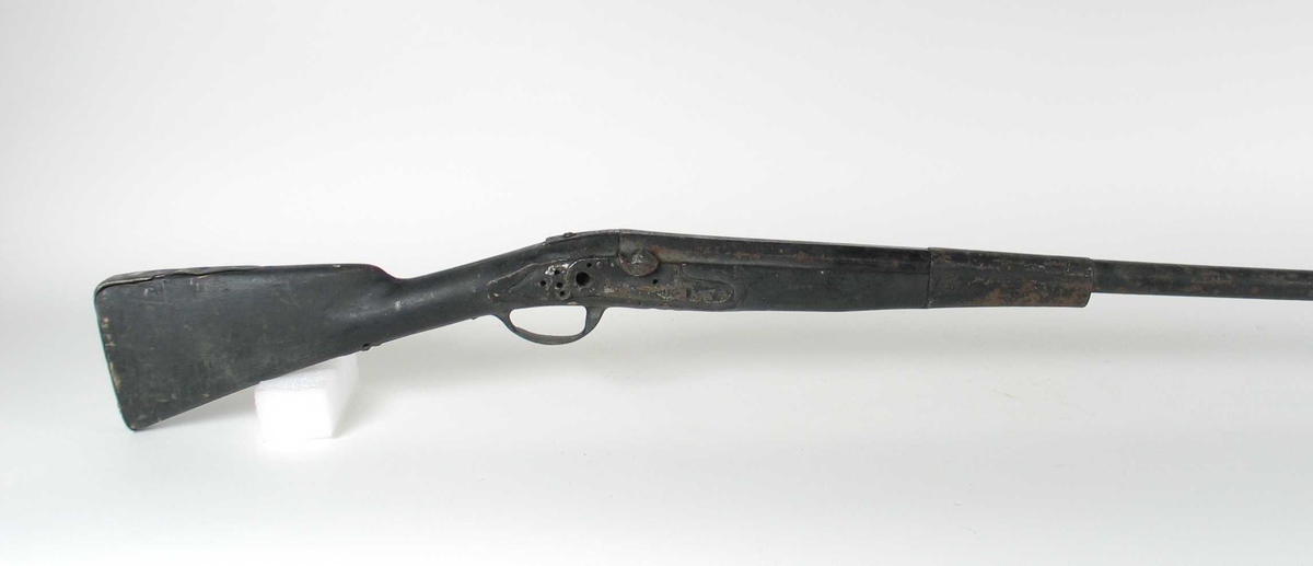 Fektegevær opprinnelig infanterigevær Modell 1750-1755.
Ombygget til fektegevær ca 1880-1900.
Låsblikk og sideblikk bevart. Geværet ble ombygget til perkusjon i 1841.
Låsblikk avrundet i forkant og spisst i bakkant.
Alle beslag i messing
Trekolbe avkortet ved midtre rørken og påmontert et jernblikkbeslag.
Rund pipe med åttekantet kammerstykke. 
Pipen er påsatt en døllebajonett som igjen er påsatt en lærkule.
Døllebajonetten merket med K C No 83. Bajonetten har nr 2519
Fektgeværet er svartmalt.
Forsvarsmuseet hadde til hensikt å destruere dette fektegeværet.