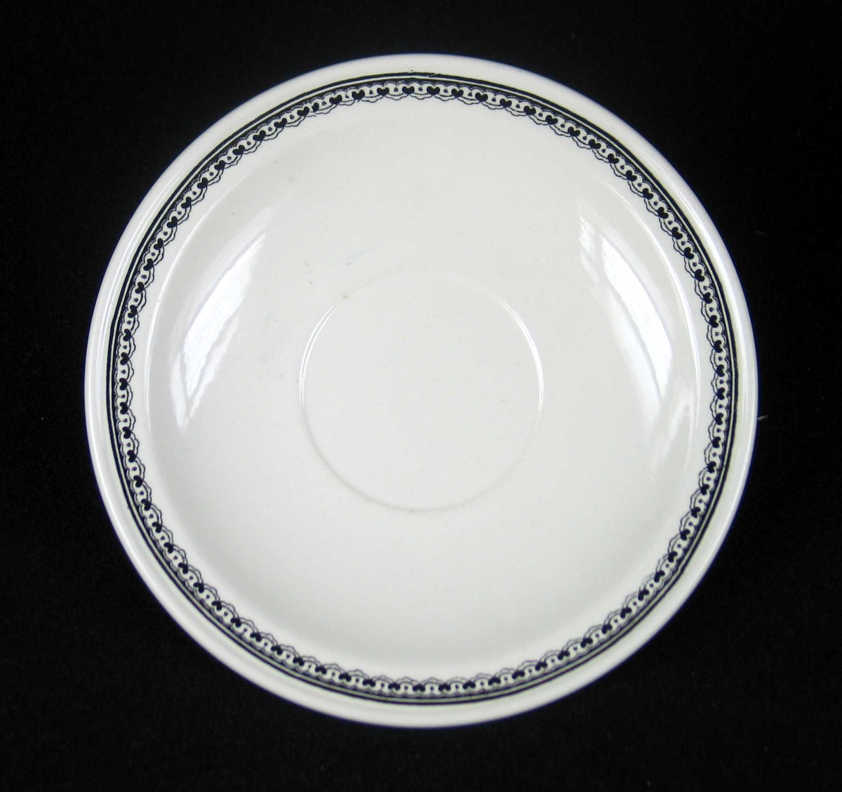 Skål (tefat) i offwhite keramikk med sort dekor.