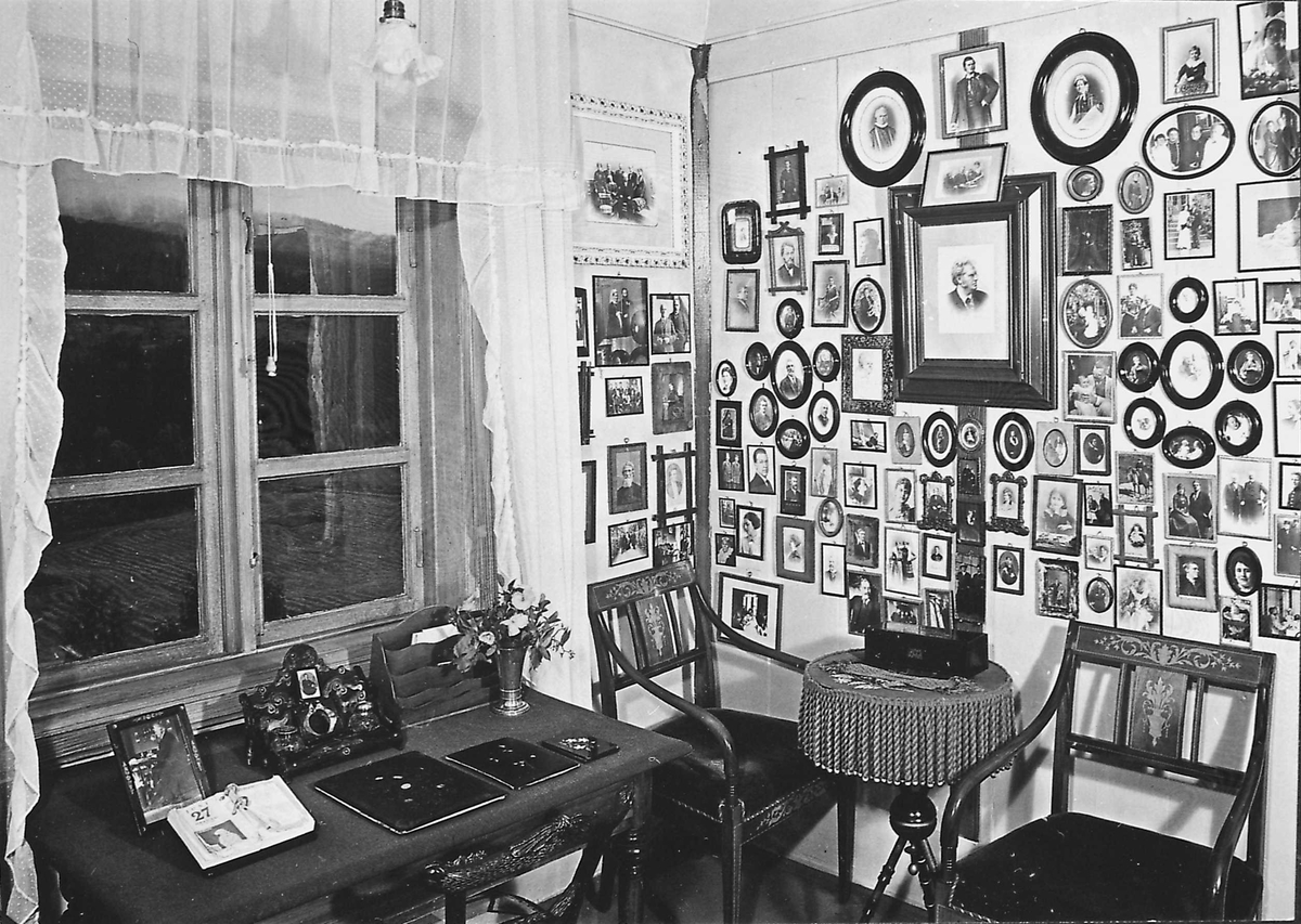 DOK:1973, Aulestad, interiør, Karolineværelse, fotografier, stol, familievegg, skrivebord, postkort, 