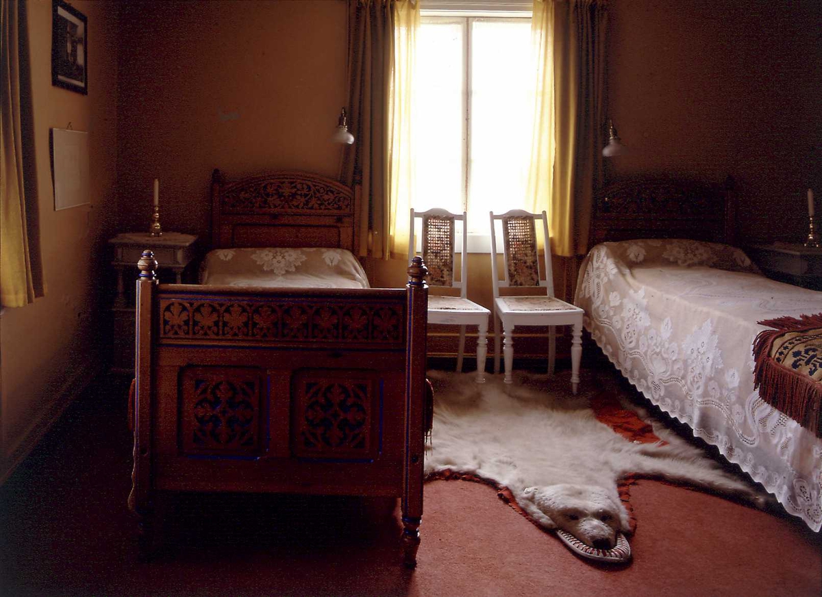 1995:Til bords med BB, Aulestad, interiør, gjesteværelse, isbjørnskinn, stol, seng,