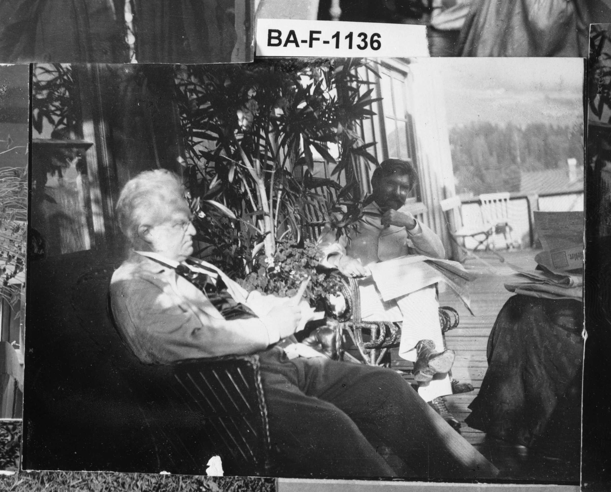 Fotomontasje i svart/hvitt rammet inn med glass og enkel trelist. Amatørbilder.