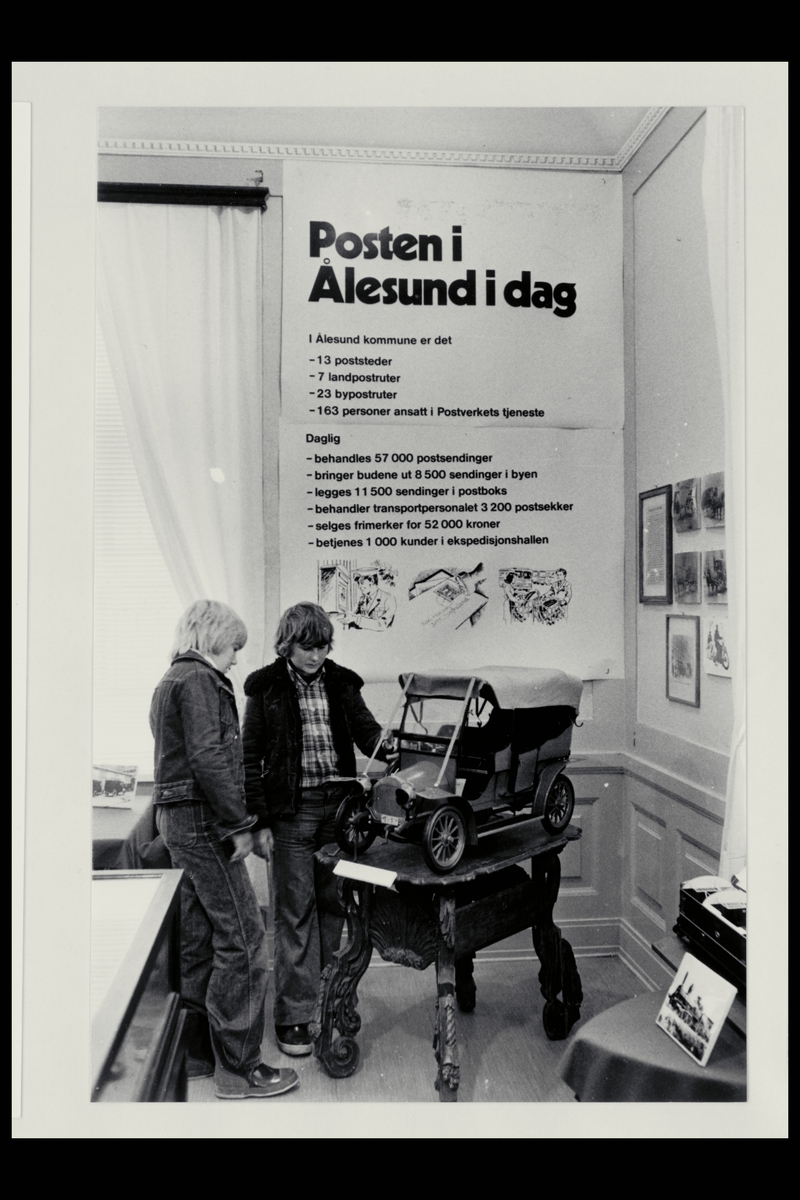 interiør, postkontor, 6025 Ålesund, 2 barn, markedsføring, posten i Ålesund, gammel bilmodell