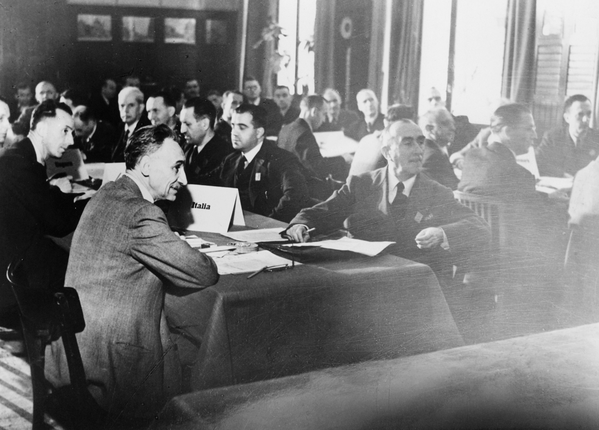 gruppebilde, møte, Wien, Europeisk Postforenings kongress 1942, landenes delegasjoner sitter vedt små bord