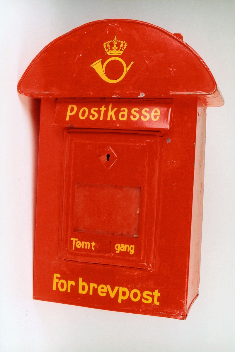 Postmuseet, gjenstander, postkasse, brevkasse, nøkkelhull, med plakat, vindu for antall ganger kassen er tømt, posthorn med krone (postlogo), Postkasse Tømt - gang for brevpost, fra før 1956.
