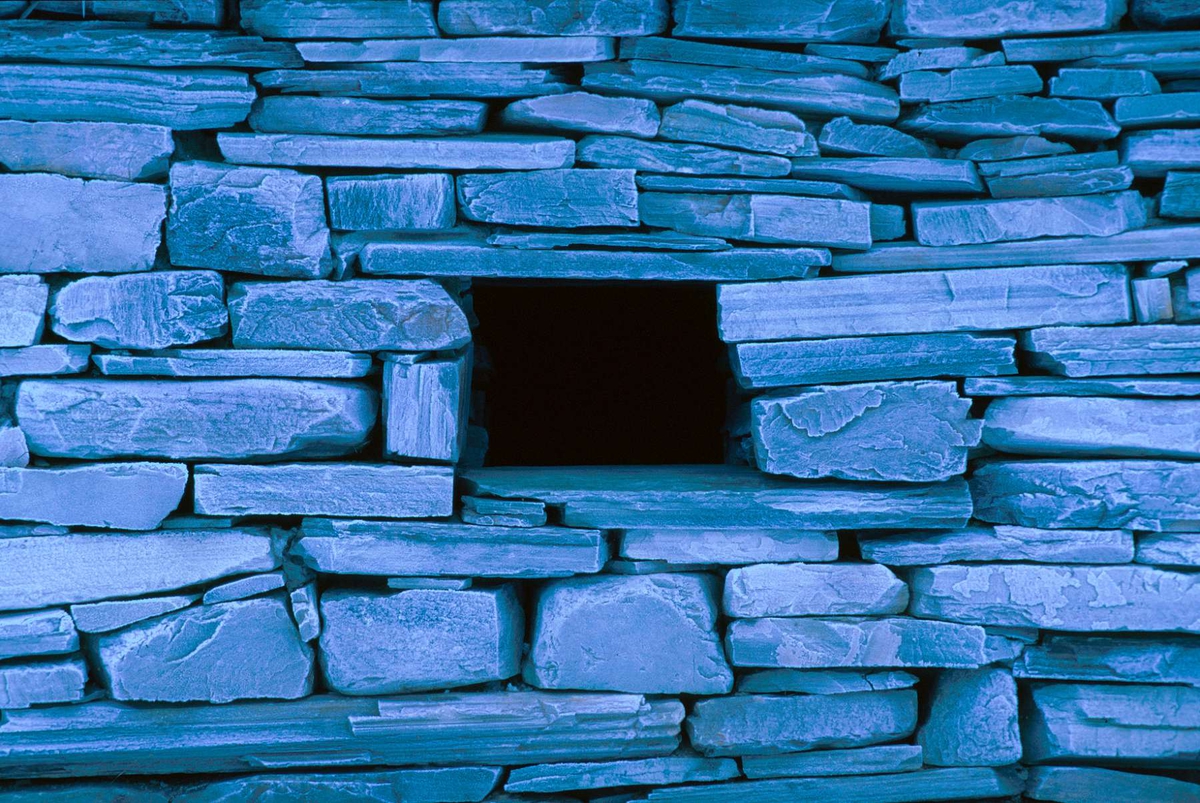 Detalj av åpning i muren på vestveggen av steinfjøset på Lundesetra, O 16