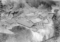 Kort: 25.05.1908. Vinstra Foss fra nord. Elv, bro, vei, sagb