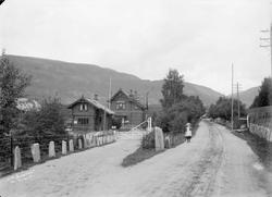 27.07.1908. Vinstra stasjon sett fra søndre nedkjørsel. Bygn