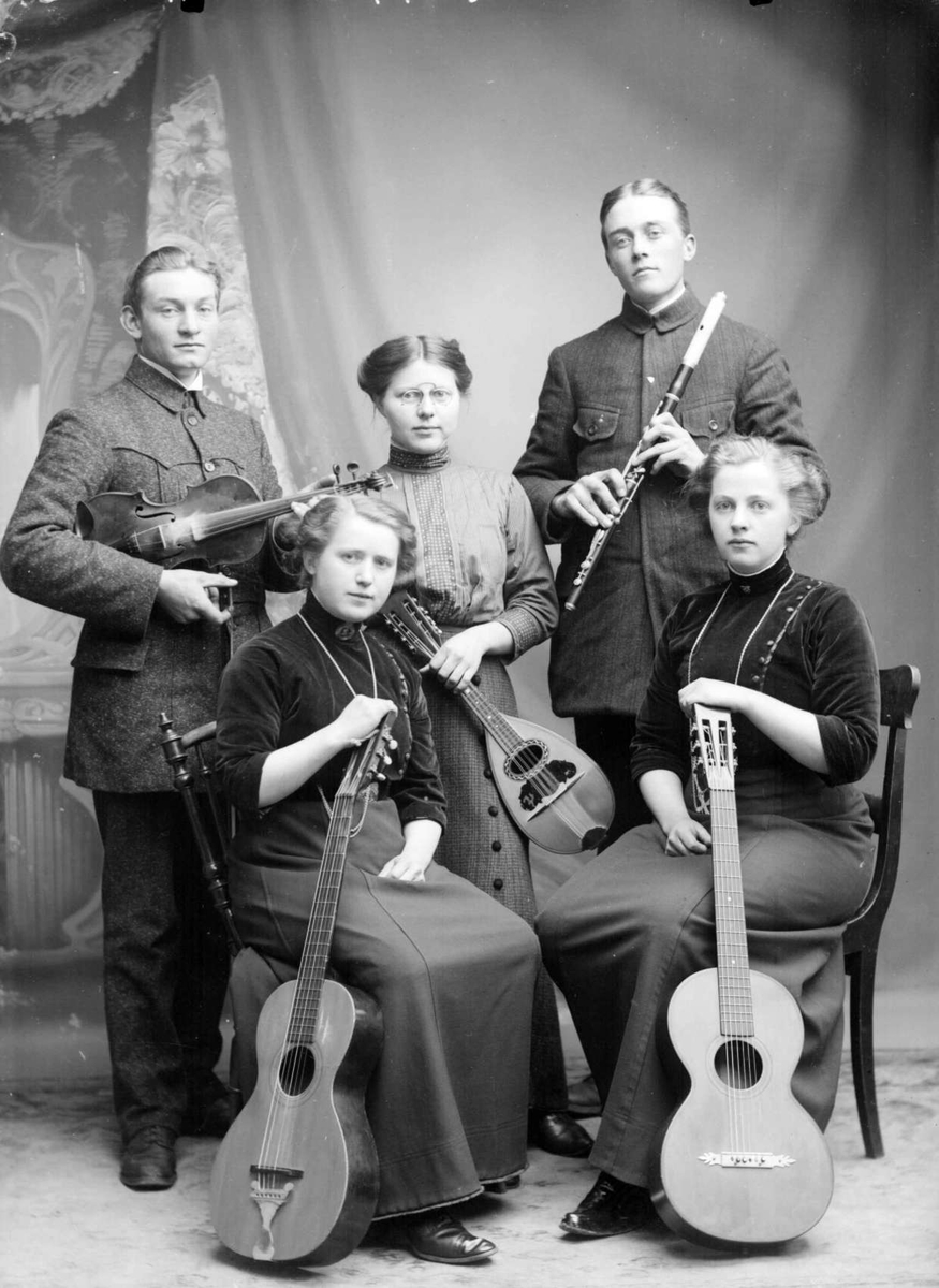 Johan Halvorsens gruppe (Frelsesarmeen) 17/4-13, to menn og tre kvinner, fløyte, violin, gitar