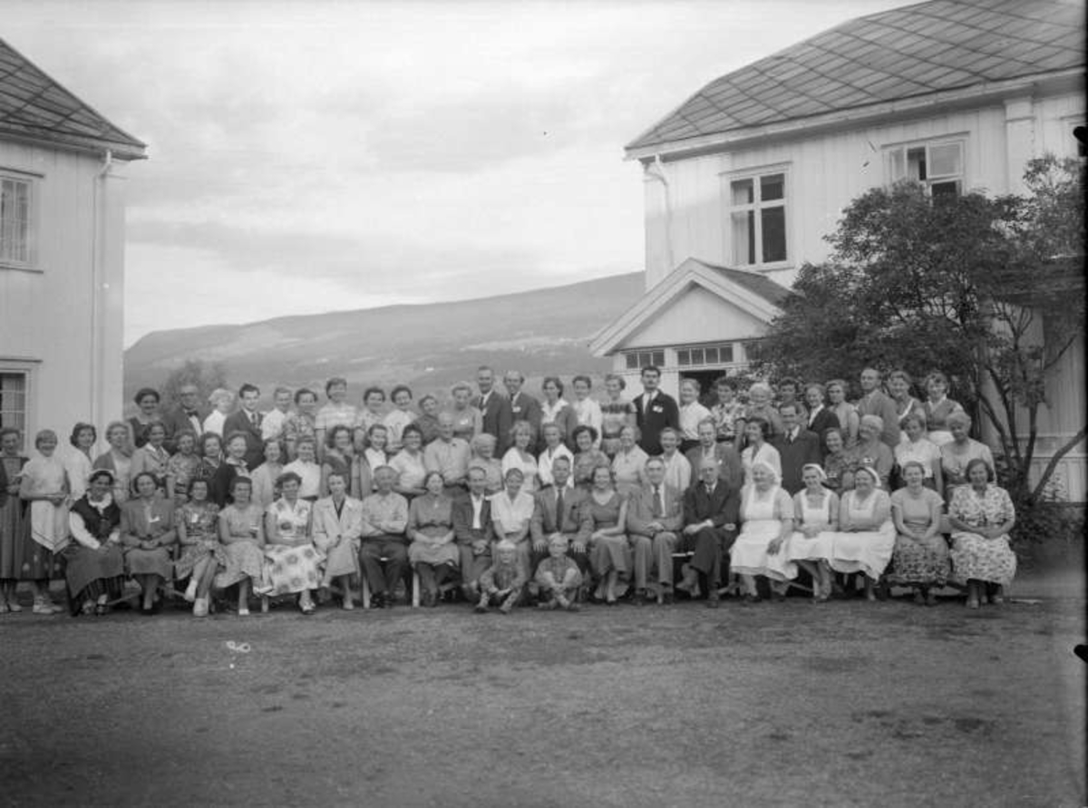 Hundorp. Gudbrandsdalens Folkehøgskule juli1957. Det 40. nordiske lærerstevne. 