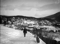 Ringebu. Vålebru sett fra Åkjølbakkene. An. Bjørge i forgrun