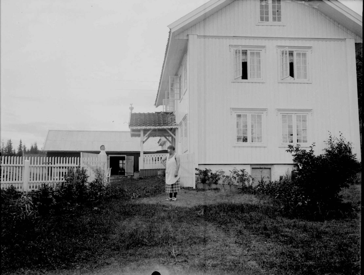 Grimrud 1933. Fru Grimsrud i hagen.  Toetasjes hus. Hvitmalt.