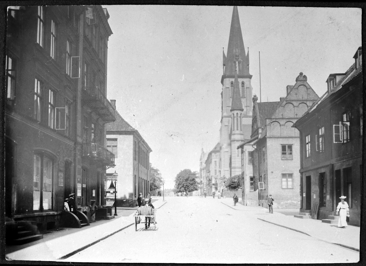 Kirke, by, gate - Kristiania, Rådhusgaten med Johannes kirke til høyre